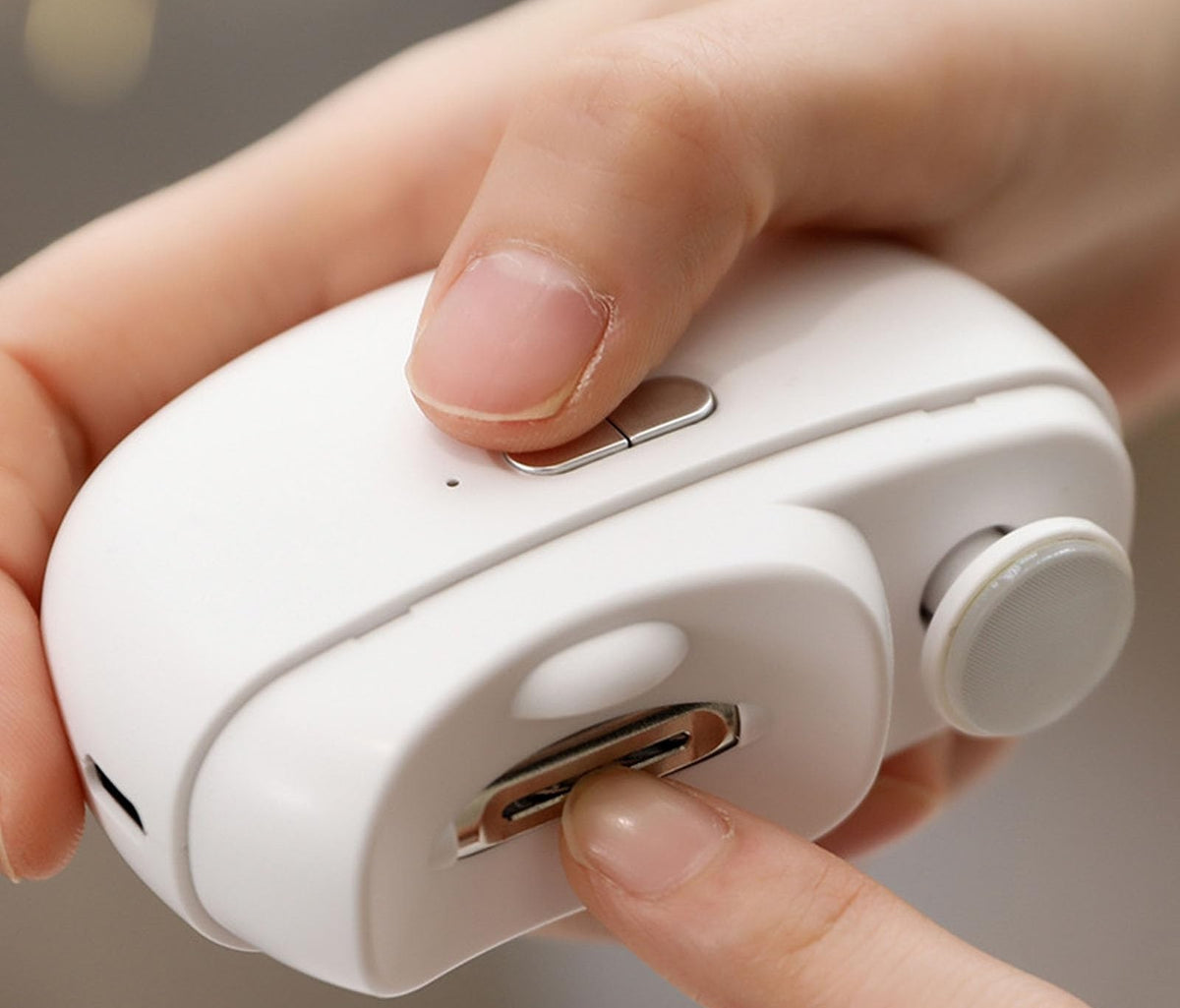 CORTAÚÑAS ELÉCTRICO 2 EN 1 – CORTA, PULE Y ASPIRA LOS RESIDUOS